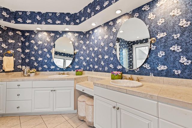 637 E Carlisle AVENUE, Whitefish Bay, WI 53217