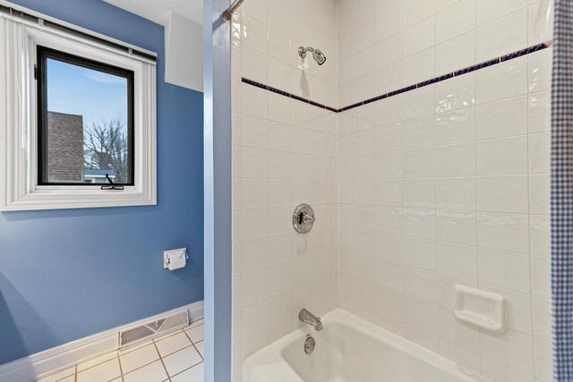 637 E Carlisle AVENUE, Whitefish Bay, WI 53217