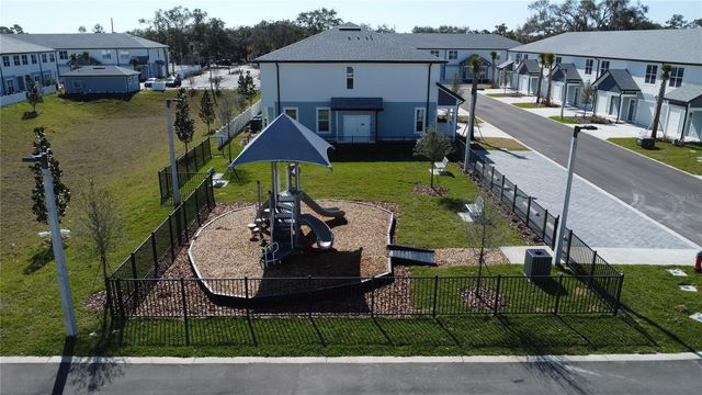 1075 E CAROLINE STREET, Tavares, FL 32778