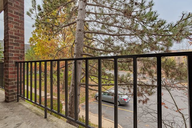 520 BIESTERFIELD Road E220, Elk Grove Village, IL 60007