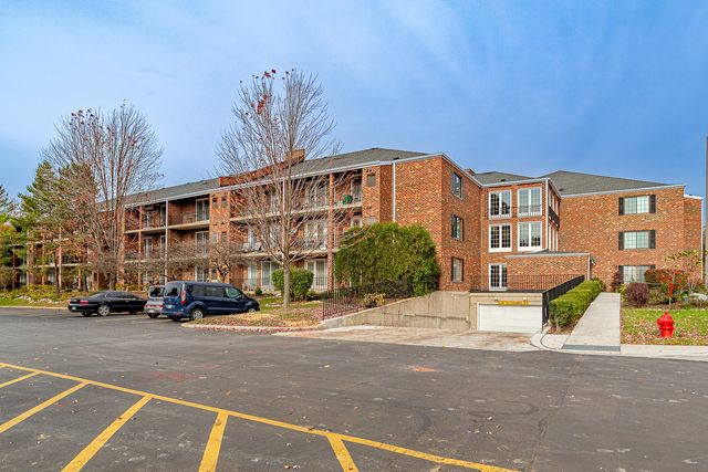 520 BIESTERFIELD Road E220, Elk Grove Village, IL 60007