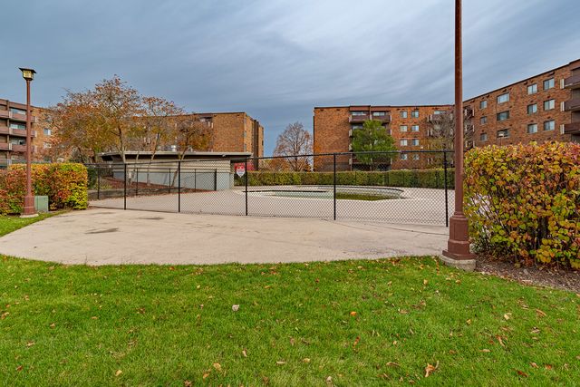 520 BIESTERFIELD Road E220, Elk Grove Village, IL 60007