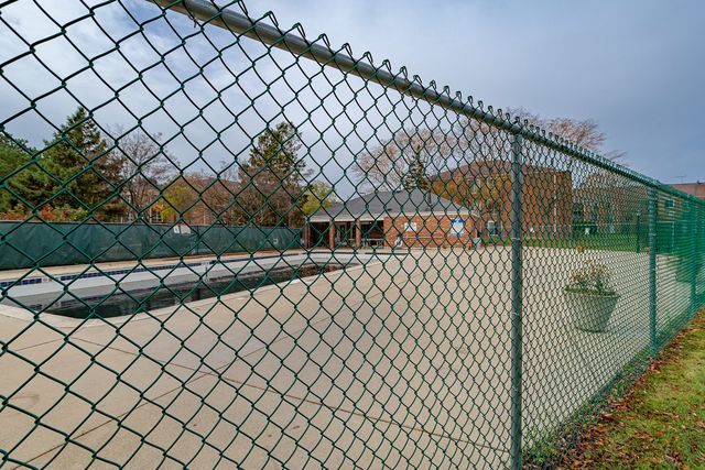 520 BIESTERFIELD Road E220, Elk Grove Village, IL 60007