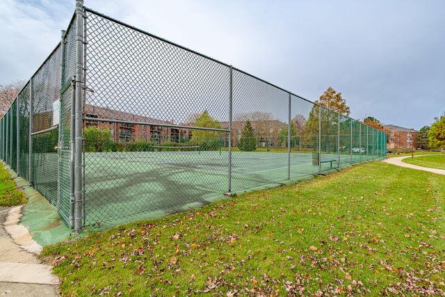 520 BIESTERFIELD Road E220, Elk Grove Village, IL 60007