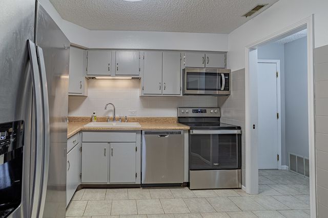 520 BIESTERFIELD Road E220, Elk Grove Village, IL 60007