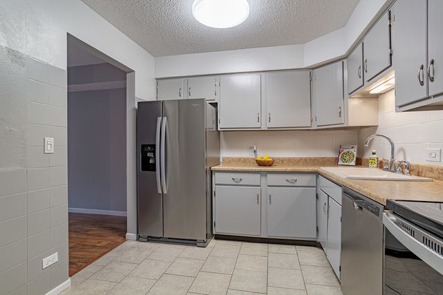 520 BIESTERFIELD Road E220, Elk Grove Village, IL 60007