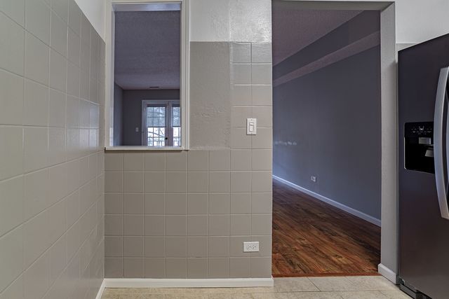 520 BIESTERFIELD Road E220, Elk Grove Village, IL 60007