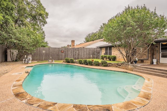 500 Emerson Drive, Euless, TX 76039