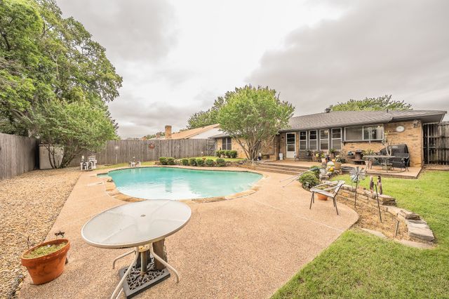 500 Emerson Drive, Euless, TX 76039
