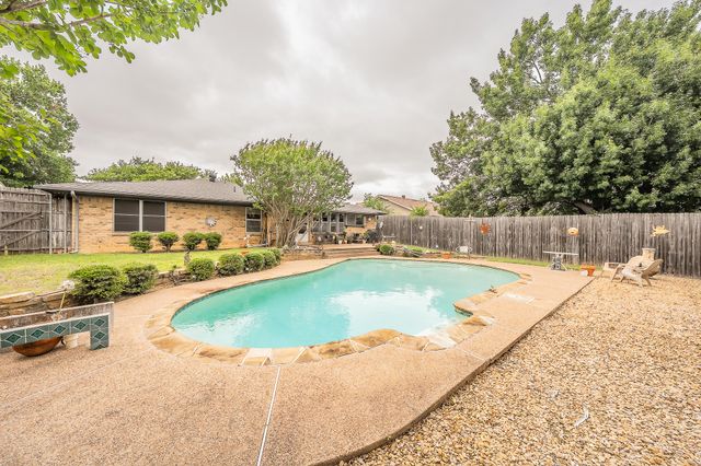 500 Emerson Drive, Euless, TX 76039