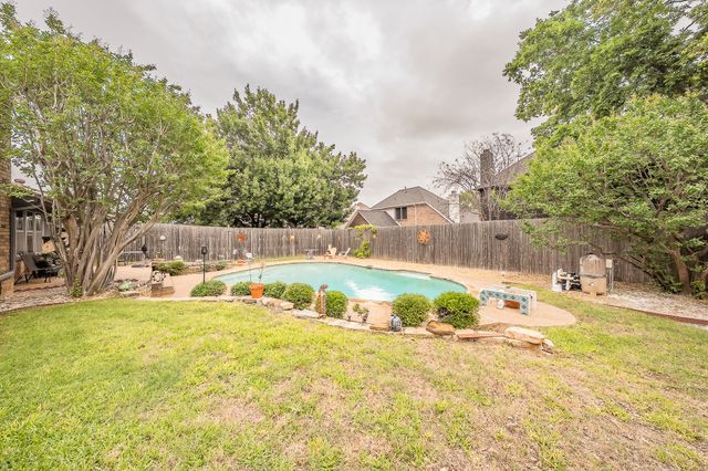 500 Emerson Drive, Euless, TX 76039