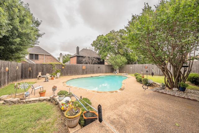 500 Emerson Drive, Euless, TX 76039