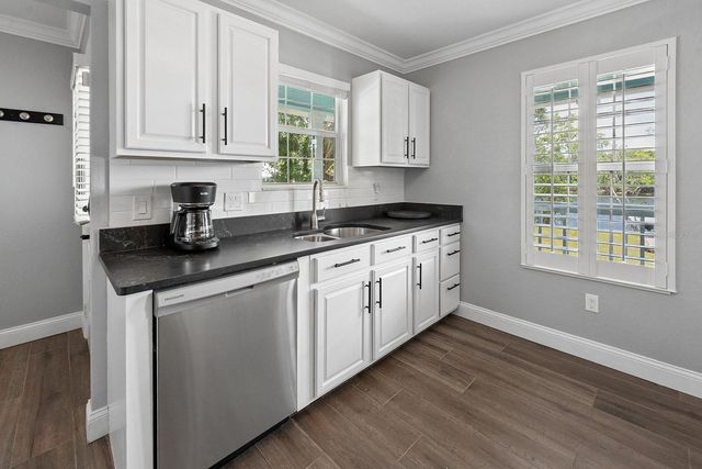 8213 RIVERVIEW ROAD, Fanning Springs, FL 32693