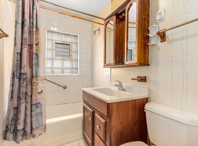 8736 S 51st Avenue, Oak Lawn, IL 60453