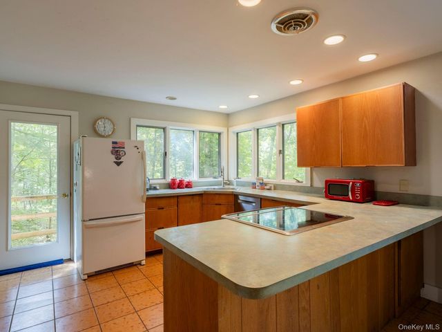 9 Watch Hill Road, New Paltz, NY 12561