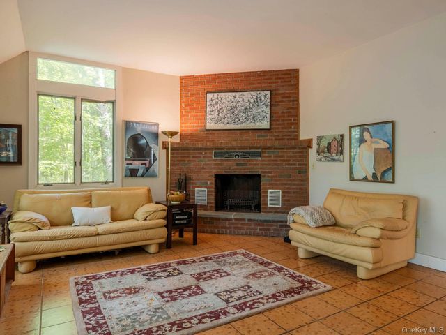 9 Watch Hill Road, New Paltz, NY 12561