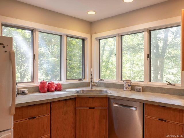 9 Watch Hill Road, New Paltz, NY 12561