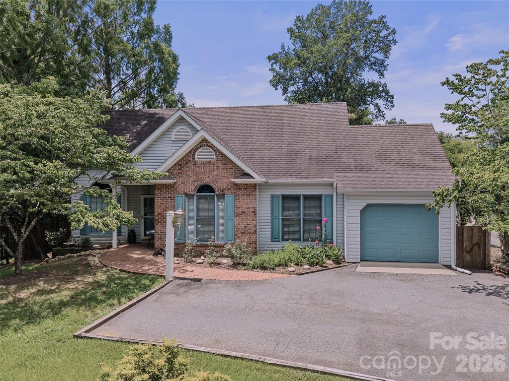 66 Hyde Avenue, Tryon, NC 28782