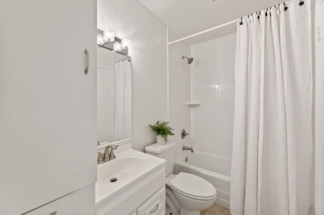 8014 Stillwood LN, Austin, TX 78757