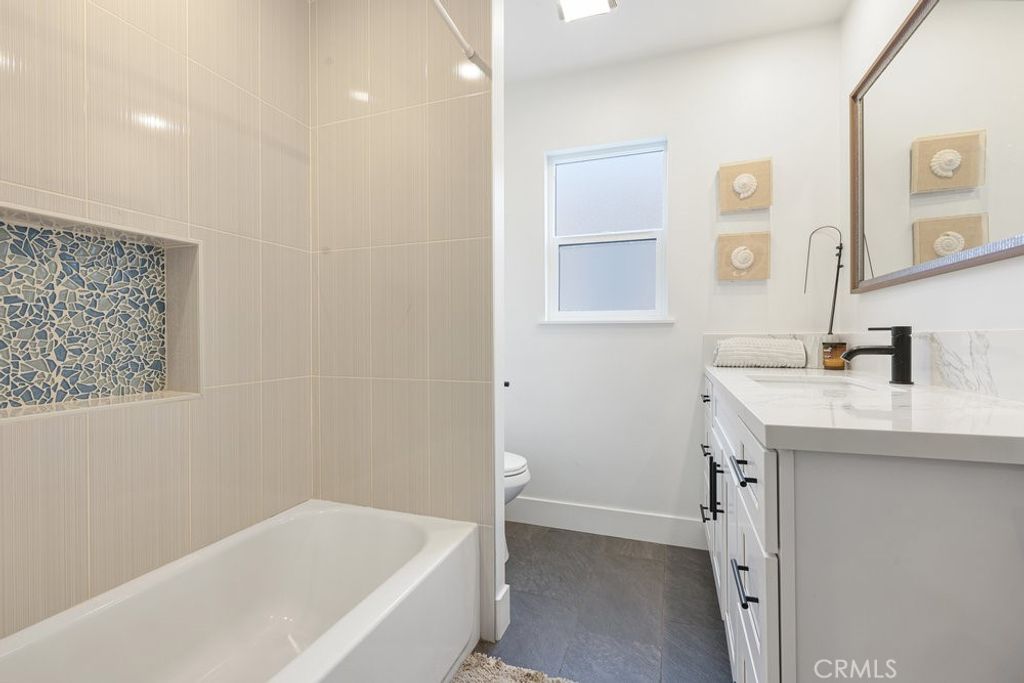 Image 12 of property listing at 4434 Santa Monica Avenue, San Diego, CA 92107