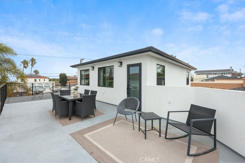 Image 18 of property listing at 4434 Santa Monica Avenue, San Diego, CA 92107