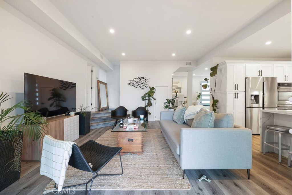 Image 4 of property listing at 4434 Santa Monica Avenue, San Diego, CA 92107