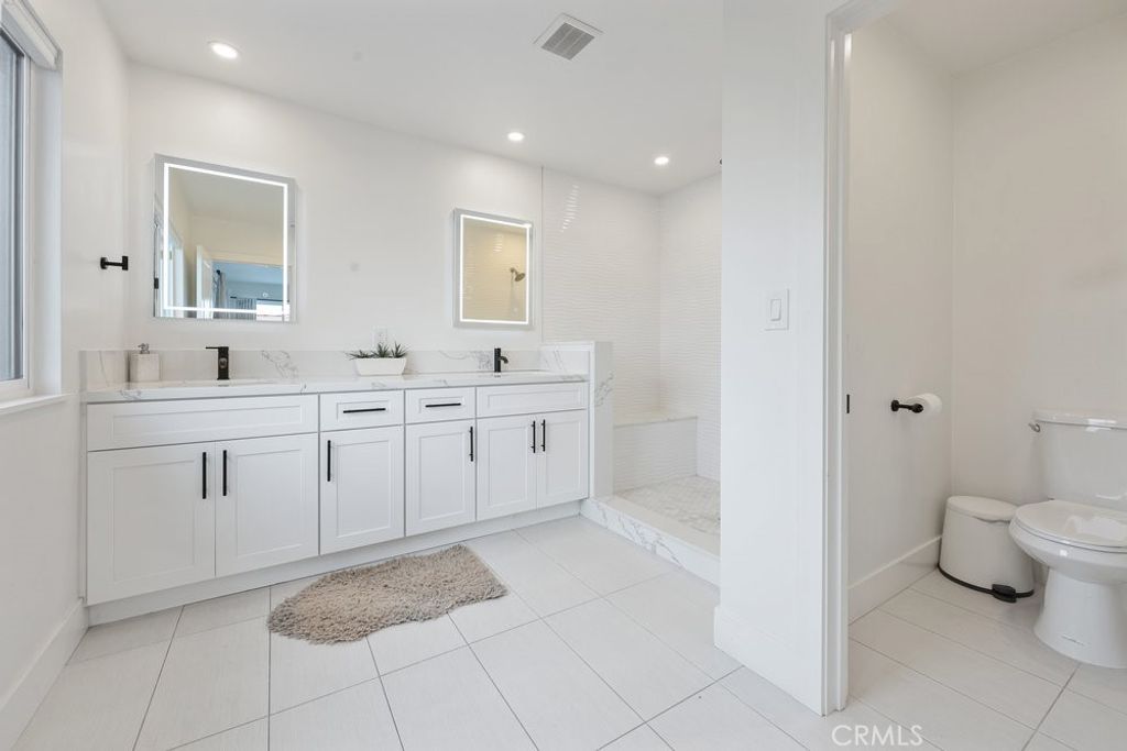 Image 8 of property listing at 4434 Santa Monica Avenue, San Diego, CA 92107