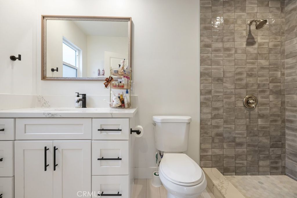 Image 9 of property listing at 4434 Santa Monica Avenue, San Diego, CA 92107