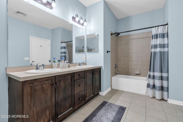 136 Mill Pond Way 22, Eatontown, NJ 07724