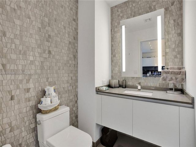 88 SW 7th St 907, Miami, FL 33130