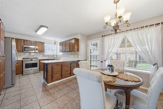 1624 W Edgewater Place, Broken Arrow, OK 74012