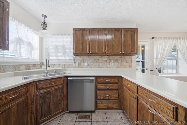 1624 W Edgewater Place, Broken Arrow, OK 74012