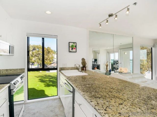 1251 Parker Pl 2N, San Diego, CA 92109