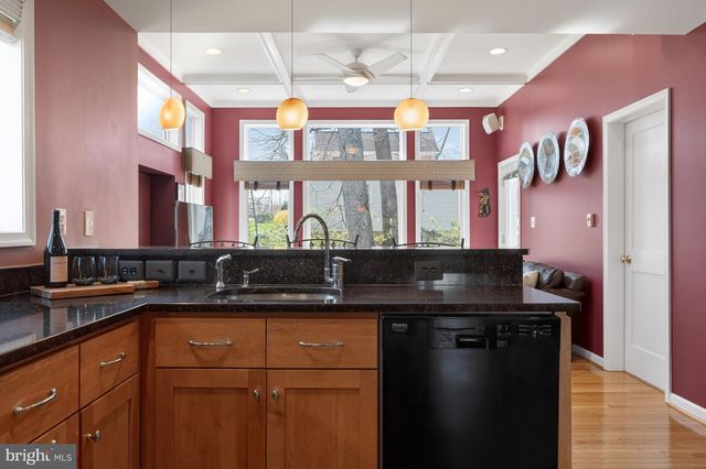 715 PARK ST SE, Vienna, VA 22180