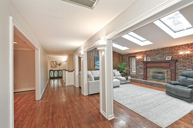 3 Pewter Place, Dix Hills, NY 11746