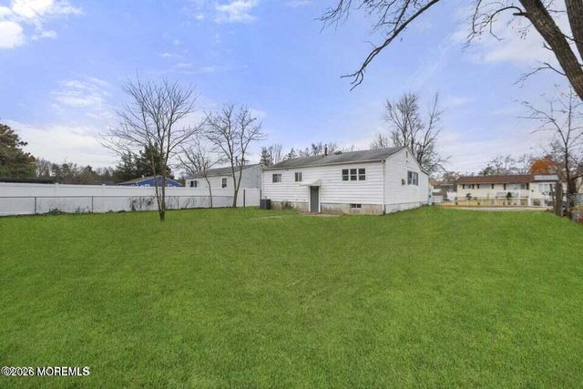 28 Brandies Road, Toms River, NJ 08757