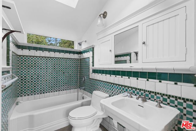 1625 Opechee Way, Glendale, CA 91208