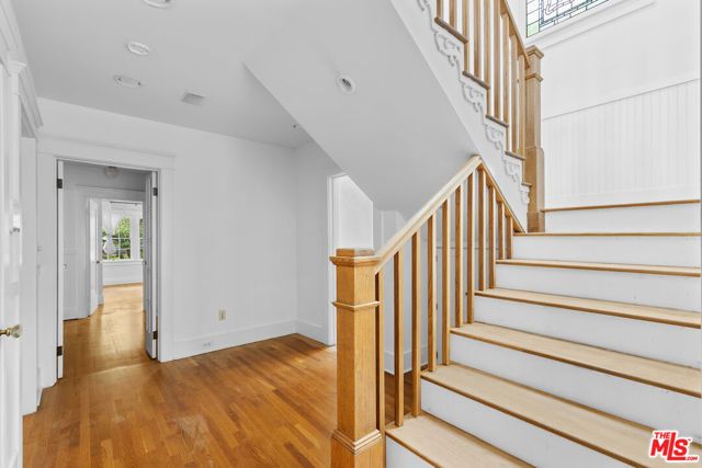 1625 Opechee Way, Glendale, CA 91208