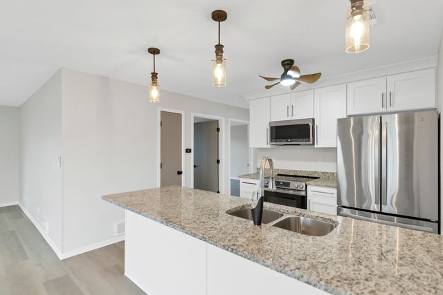 7636 Creek Bend 7636, Rockford, IL 61114