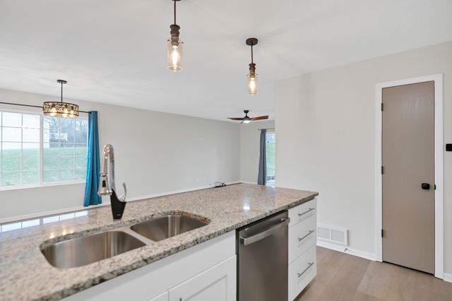 7636 Creek Bend 7636, Rockford, IL 61114