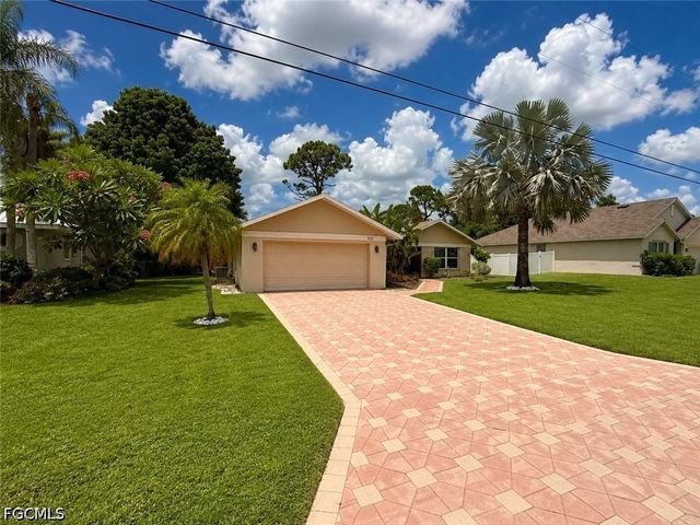 922 SE 1st PL, Cape Coral, FL 33990