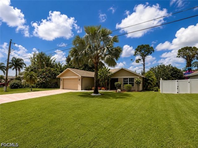 922 SE 1st PL, Cape Coral, FL 33990