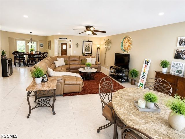 922 SE 1st PL, Cape Coral, FL 33990