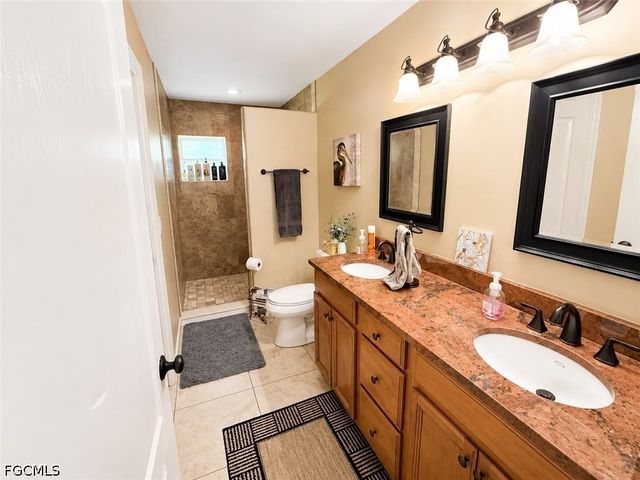 922 SE 1st PL, Cape Coral, FL 33990
