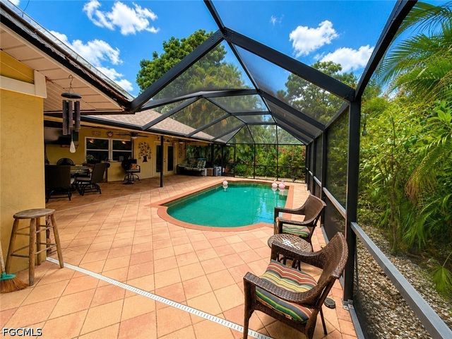 922 SE 1st PL, Cape Coral, FL 33990