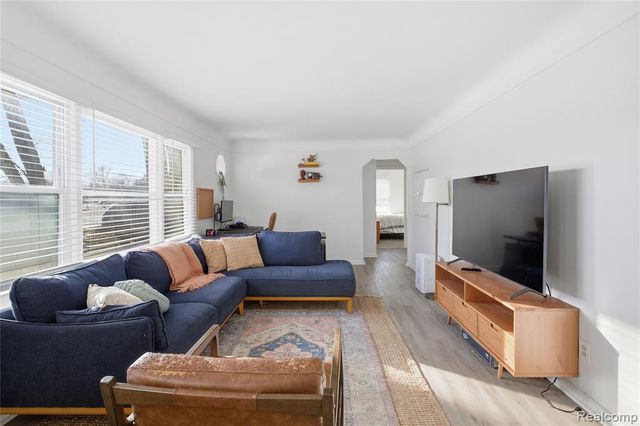 28642 7 Mile Road, Livonia, MI 48152