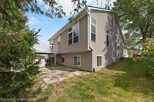 1200 Portsmouth Drive, Howell, MI 48843