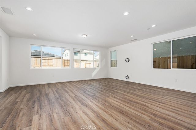 1189 Magnolia Court W, Madera, CA 93636