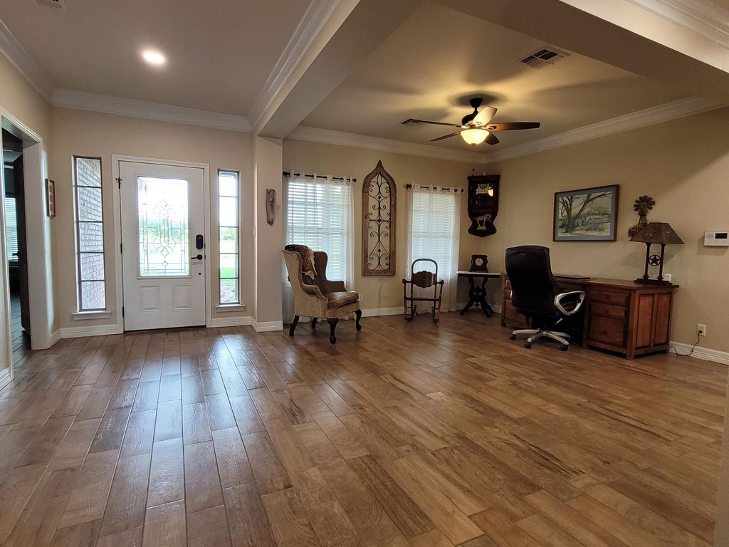 Image 3 of property listing at 1722 Hudson Oaks Drive, San Angelo, TX 76904