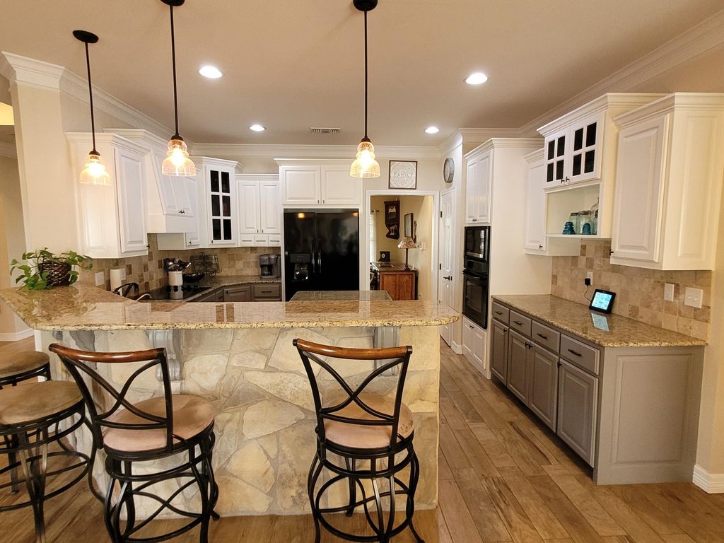 Image 5 of property listing at 1722 Hudson Oaks Drive, San Angelo, TX 76904